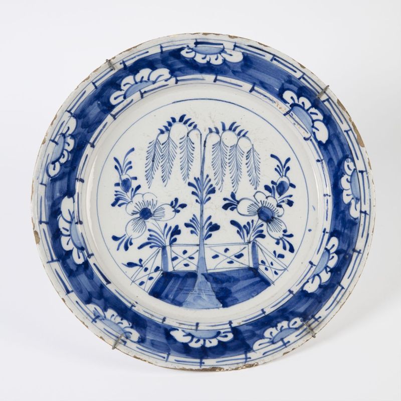 Deux plats en faïence à décor de jardin fleuri