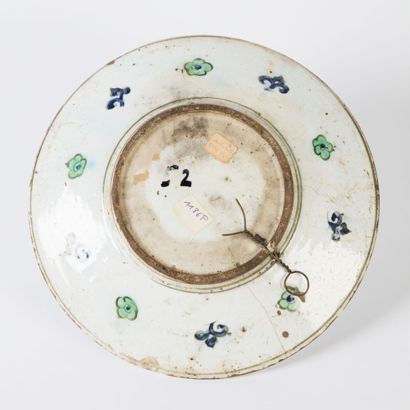 Plat en faïence à décor de fleurs