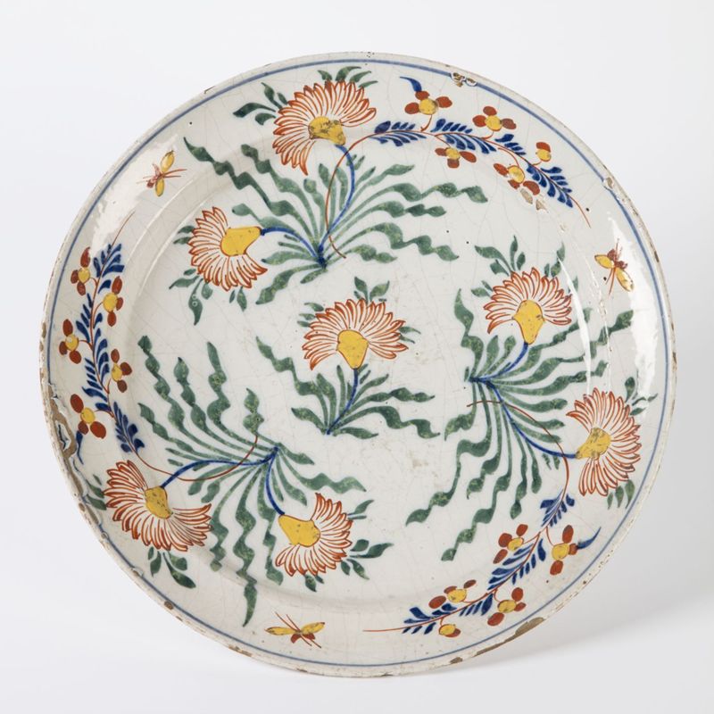 Plat en faïence à décor de fleurs