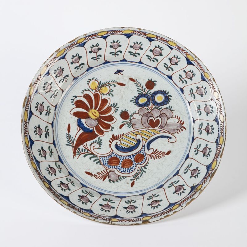 Plat en faïence à décor de fleurs
