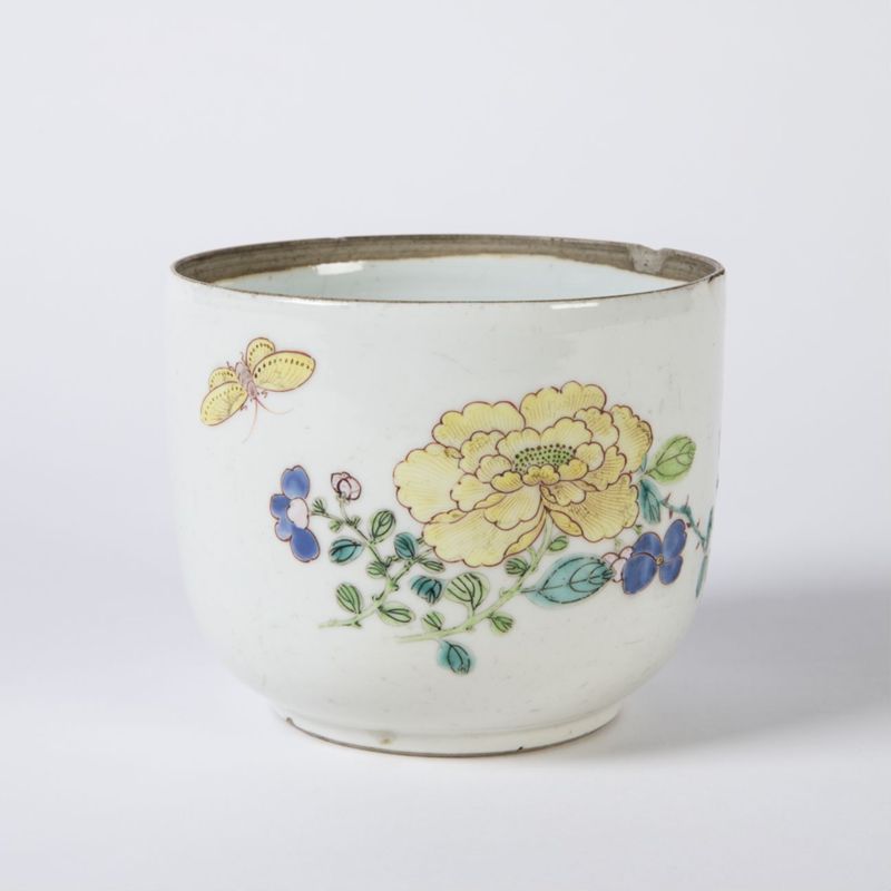 Paire de petits bols en porcelaine à décor de fleurs et de papillons