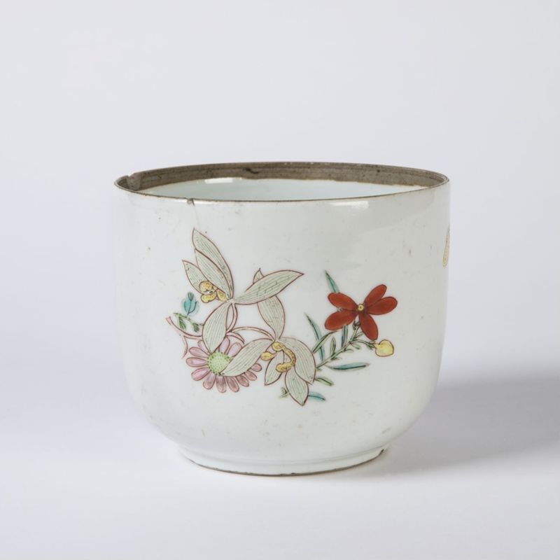 Paire de petits bols en porcelaine à décor de fleurs et de papillons