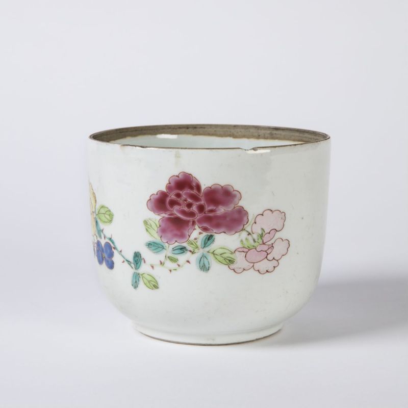 Paire de petits bols en porcelaine à décor de fleurs et de papillons