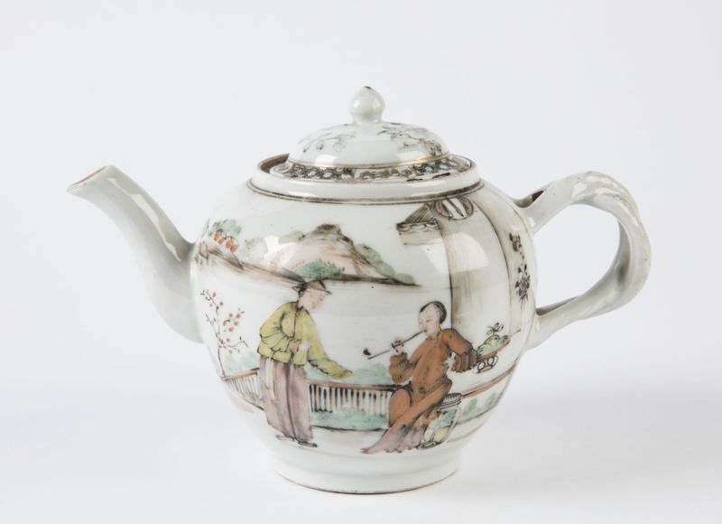 Théière en porcelaine à décor de fumeur de pipe