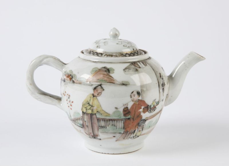 Théière en porcelaine à décor de fumeur de pipe