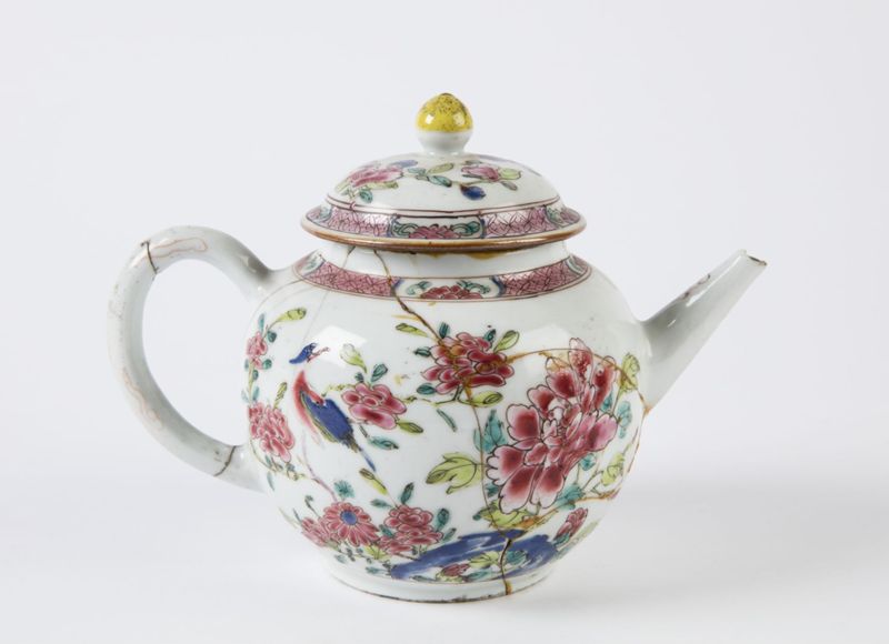 Théière en porcelaine à décor de fleurs et d'oiseaux