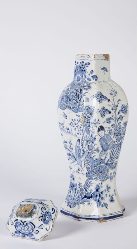 Vase cornet en faïence à décor de chinois dans un jardin