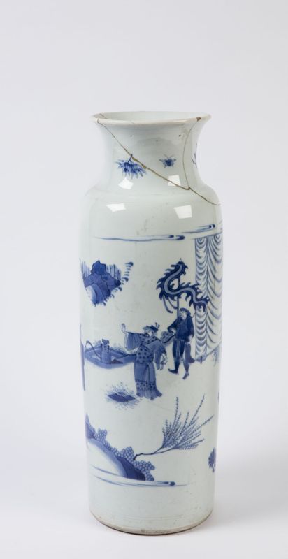 Vase rouleau en faïence à décor de scène de jardin animée de quatre personnages