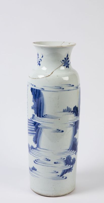 Vase rouleau en faïence à décor de scène de jardin animée de quatre personnages