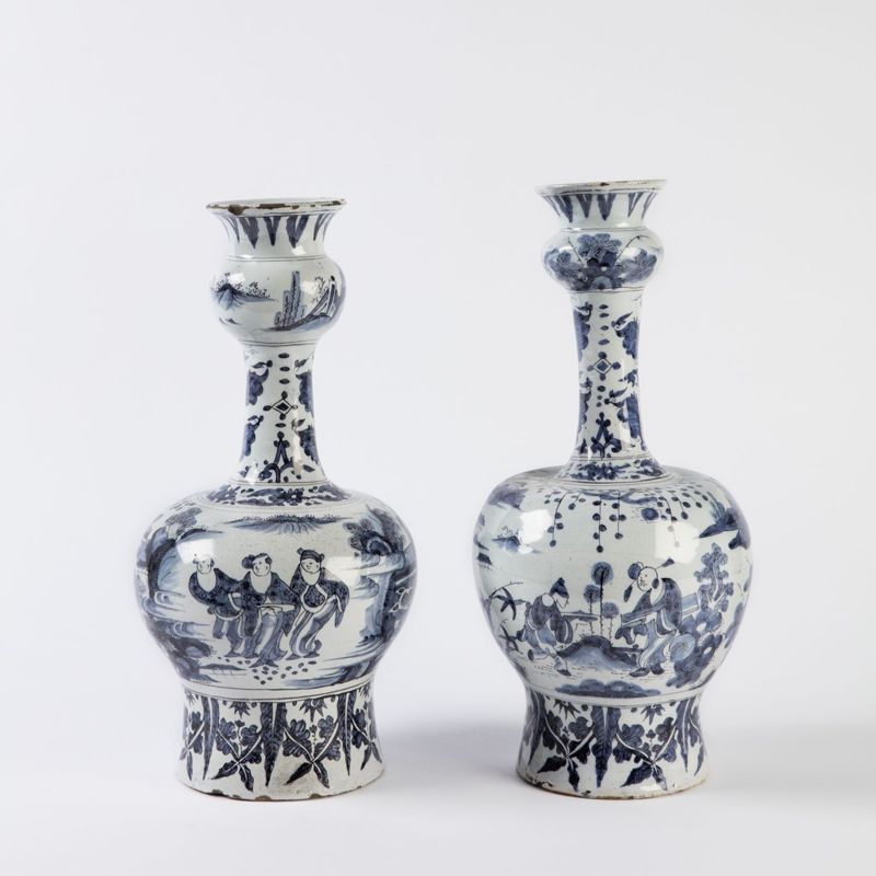 Paire de vases balustres en faïence à décor de chinois dans des jardins
