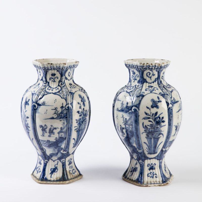 Paire de vases hexagonaux en faïence à décor de vases fleuris et de chinois dans un jardin