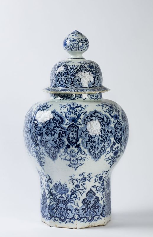Potiche en faïence à décor de camaïeu bleu