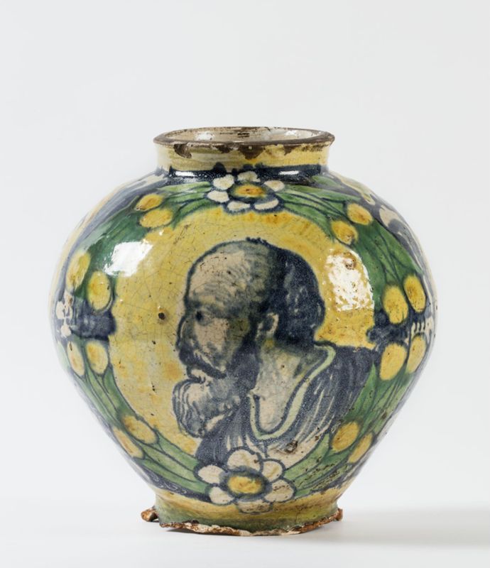 Vase boule en majolique à décor polychrome de deux portraits en buste