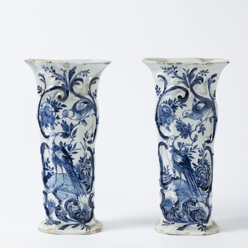 Paire de vases cornet en faïence à décor de fleurs et d'oiseaux