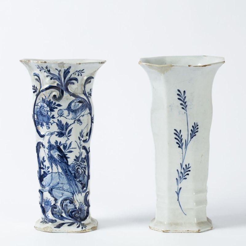 Paire de vases cornet en faïence à décor de fleurs et d'oiseaux