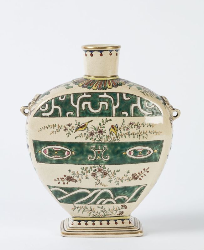 Gourde en faïence à décor polychrome de fleurs, oiseaux et papillons