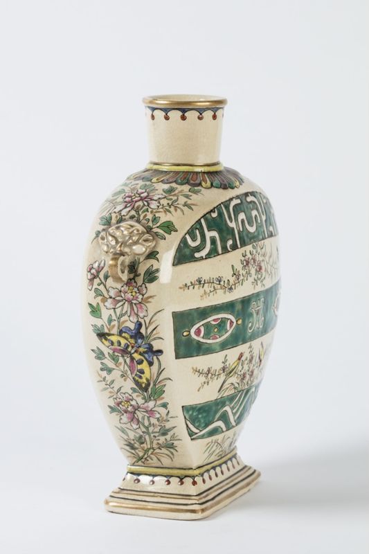 Gourde en faïence à décor polychrome de fleurs, oiseaux et papillons