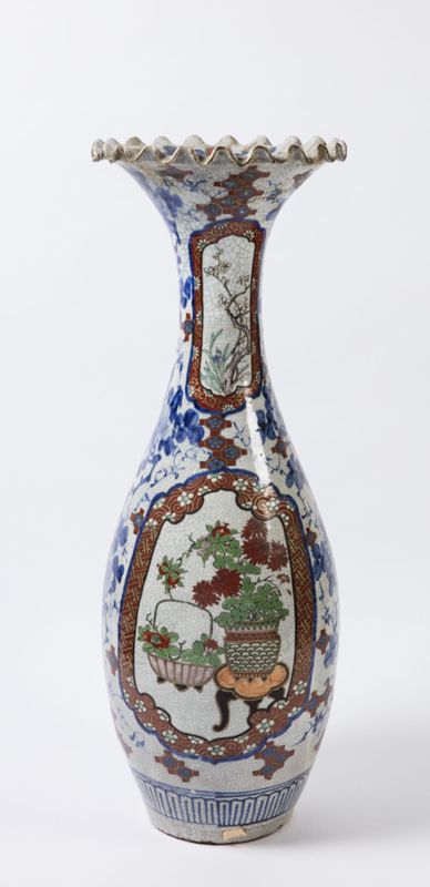 Vase balustre en faïence à décor polychrome de vases fleuris et de chinois musiciens