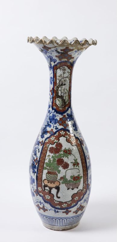 Vase balustre en faïence à décor polychrome