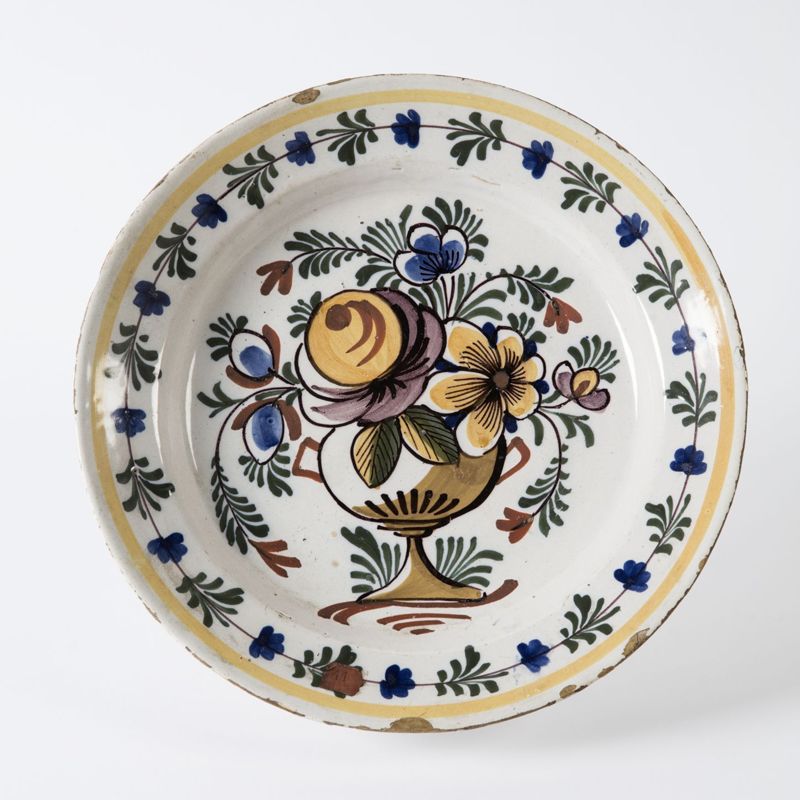 Assiette en faïence à décor de vase fleuri