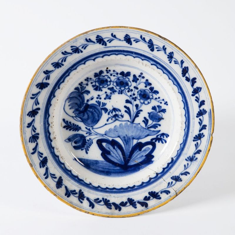 Assiette en faïence à décor de fleurs