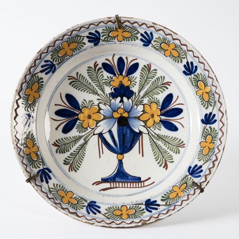 Ensemble de 4 plats en faïence à décor de vase fleuri
