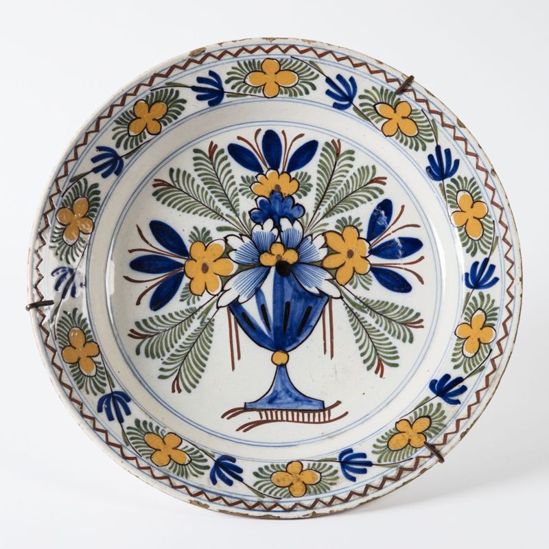 Ensemble de 4 plats en faïence à décor de vase fleuri