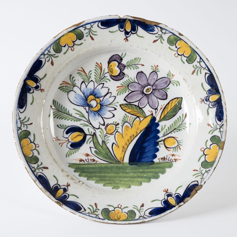 Assiette en faïence à décor de fleurs