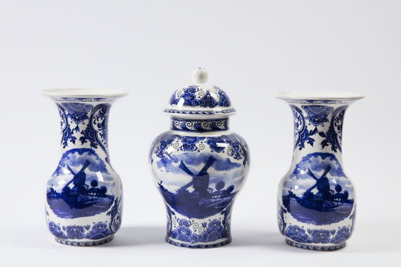 Paire de vases et potiche au décor de moulin
