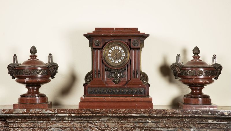 Horloge de cheminée et vases