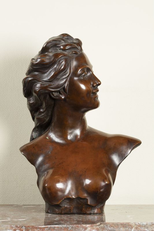 Buste d'une jeune femme