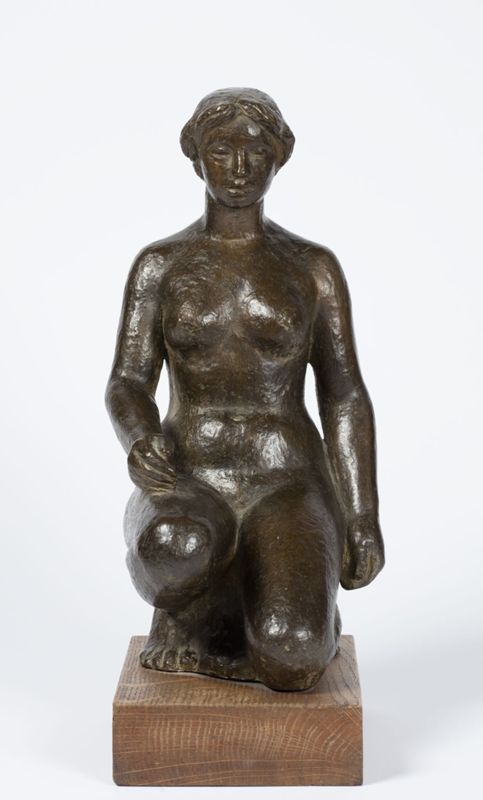 Femme nue agenouillée