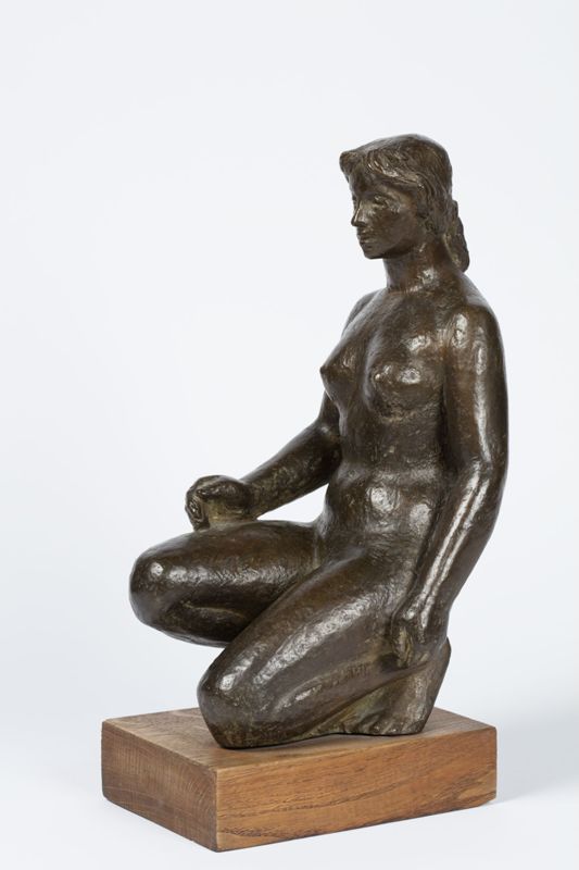 Femme nue agenouillée