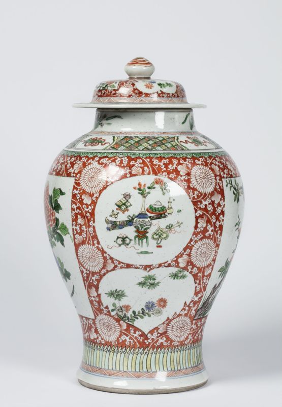 Deux potiches en porcelaine à décor polychrome de fleurs et de papillons