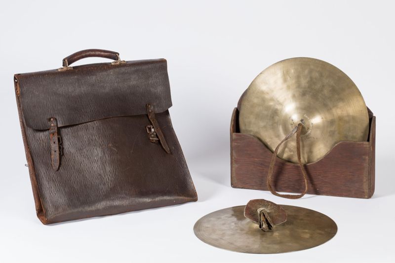 Cymbales et étui de l’Ommegang de Bruxelles de 1930