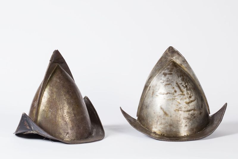 Paire de morions de l’Ommegang de Bruxelles