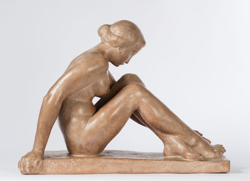 Jeune femme nue assise