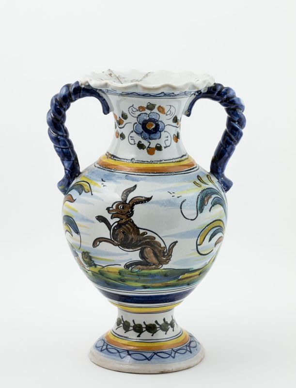 Vase à deux anses en faïence dite de "Talavera” au décor d’un lièvre et d’un oiseau