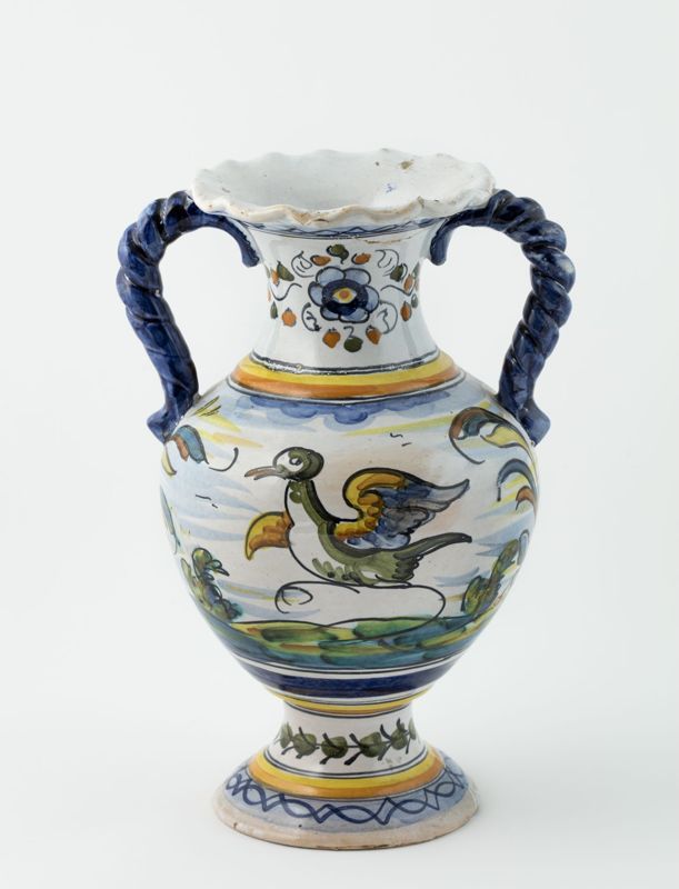 Vase à deux anses en faïence dite de "Talavera” au décor d’un lièvre et d’un oiseau