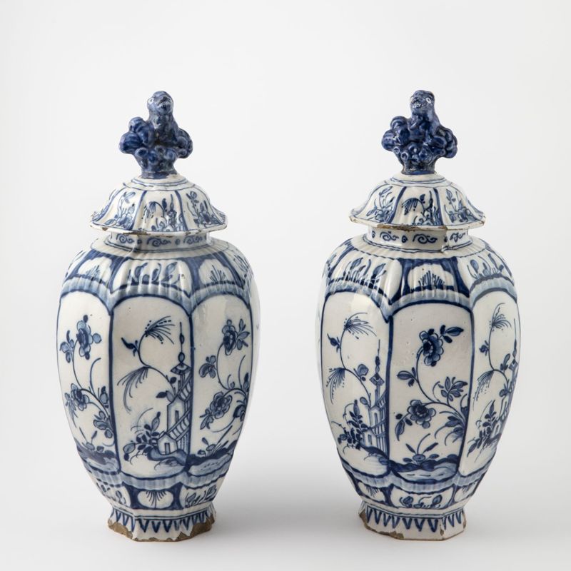 Paire de vases couverts en faïence de Delft au décor de bâtiments et de fleurs en bleu de grand feu