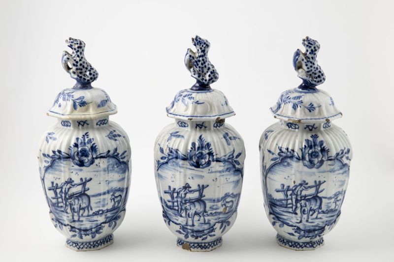 Kaststel en faïence de Delft au décor d’un paysan avec une vache et une chèvre en bleu de grand feu