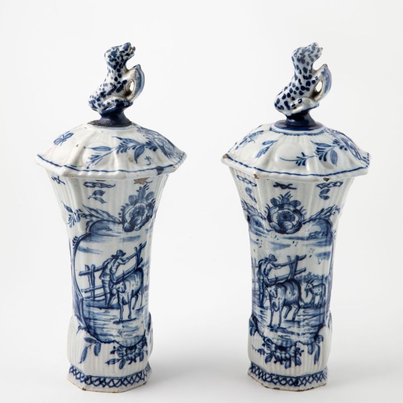 Kaststel en faïence de Delft au décor d’un paysan avec une vache et une chèvre en bleu de grand feu