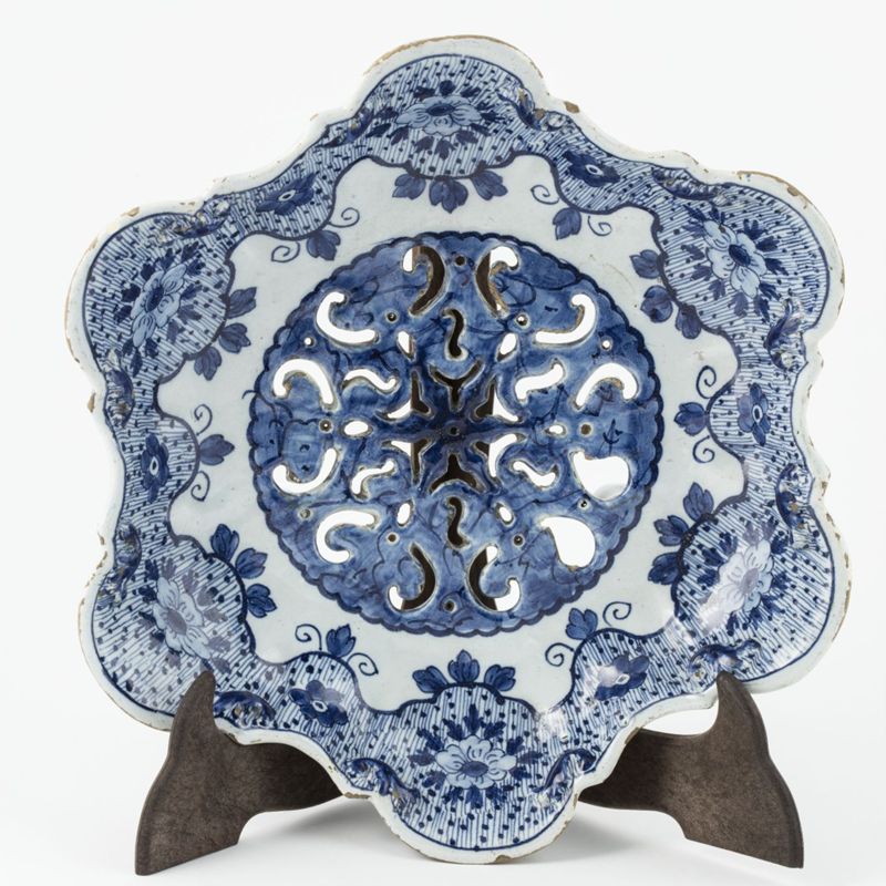 Fraisier sur présentoir en faïence de Delft au décor d’un cerf