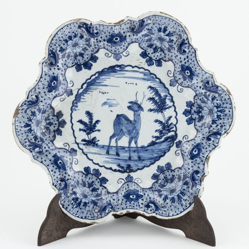 Fraisier sur présentoir en faïence de Delft au décor d’un cerf