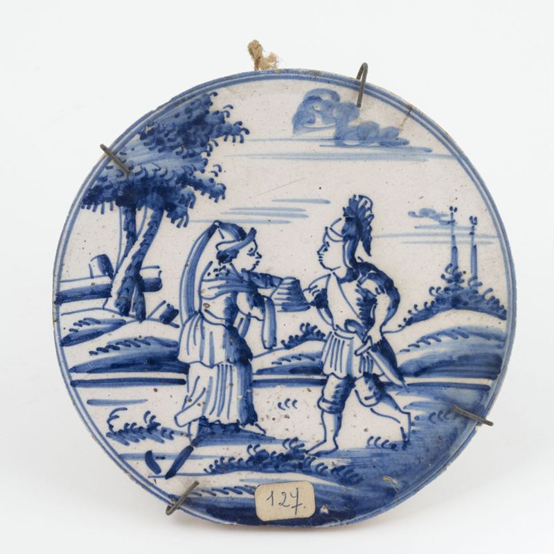 Carreau ou assiette rodée en faïence de Delft au décor de scène galante