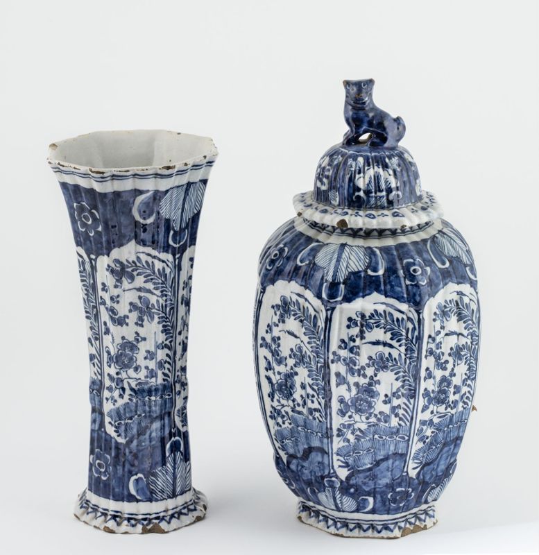 Kaststel en faïence de Delft au décor à la Haie fleurie en bleu de grand feu