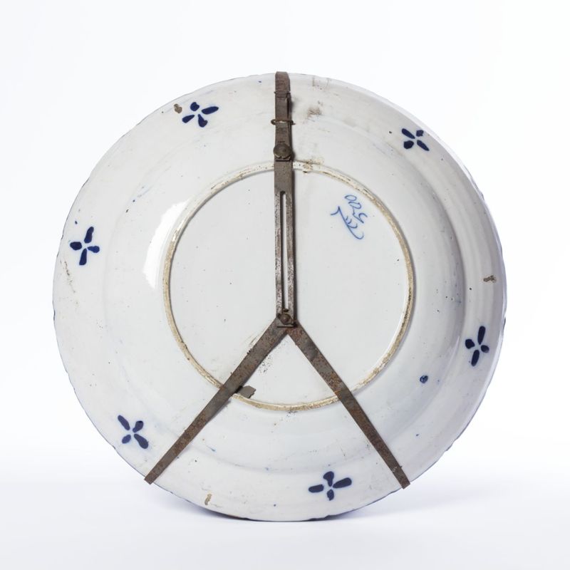 Plat en faïence de Delft au décor de vases fleuris