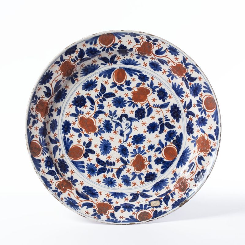 Plat en faïence de Delft au décor d’un jeté de fleurs et d’un angelot