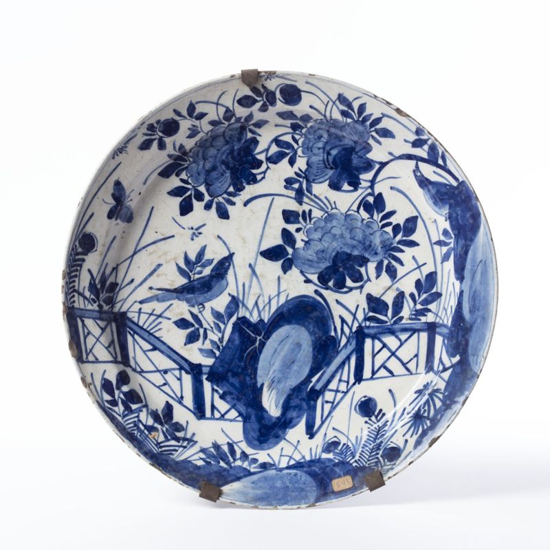 Plat en faïence de Delft au décor de barrière fleurie et d’oiseaux