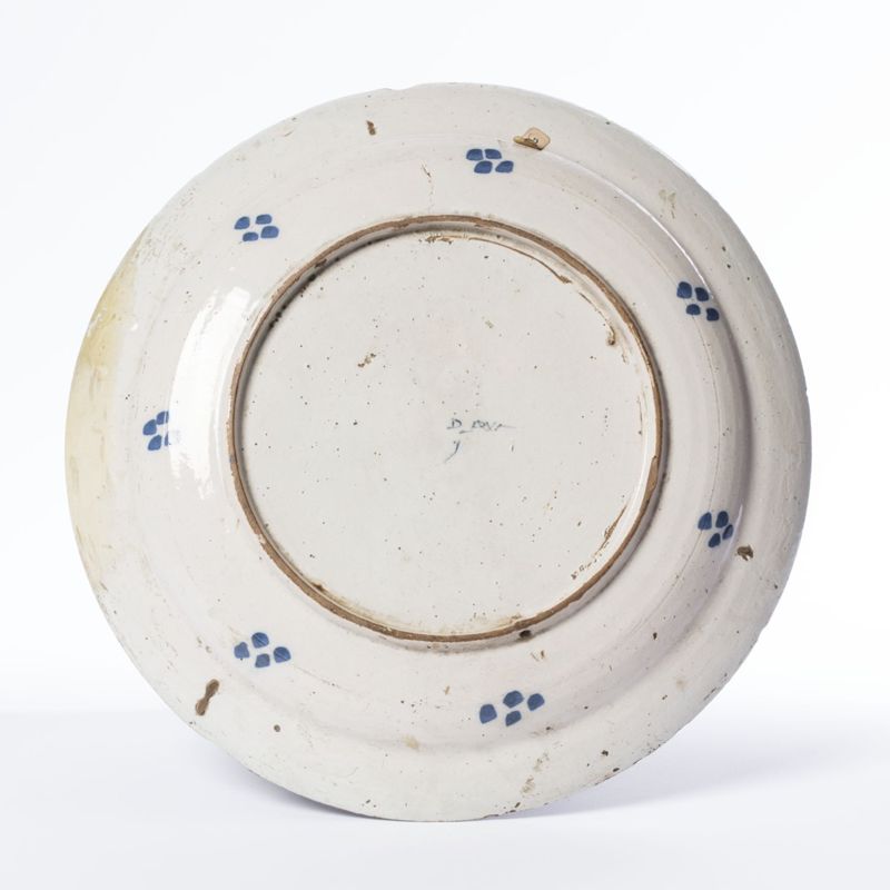 Plat en faïence de Delft au décor polychrome de fleurs